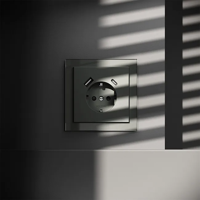 Накладка для розетки с заземлением и защитными шторками, с USB A+C, S70 (титан)