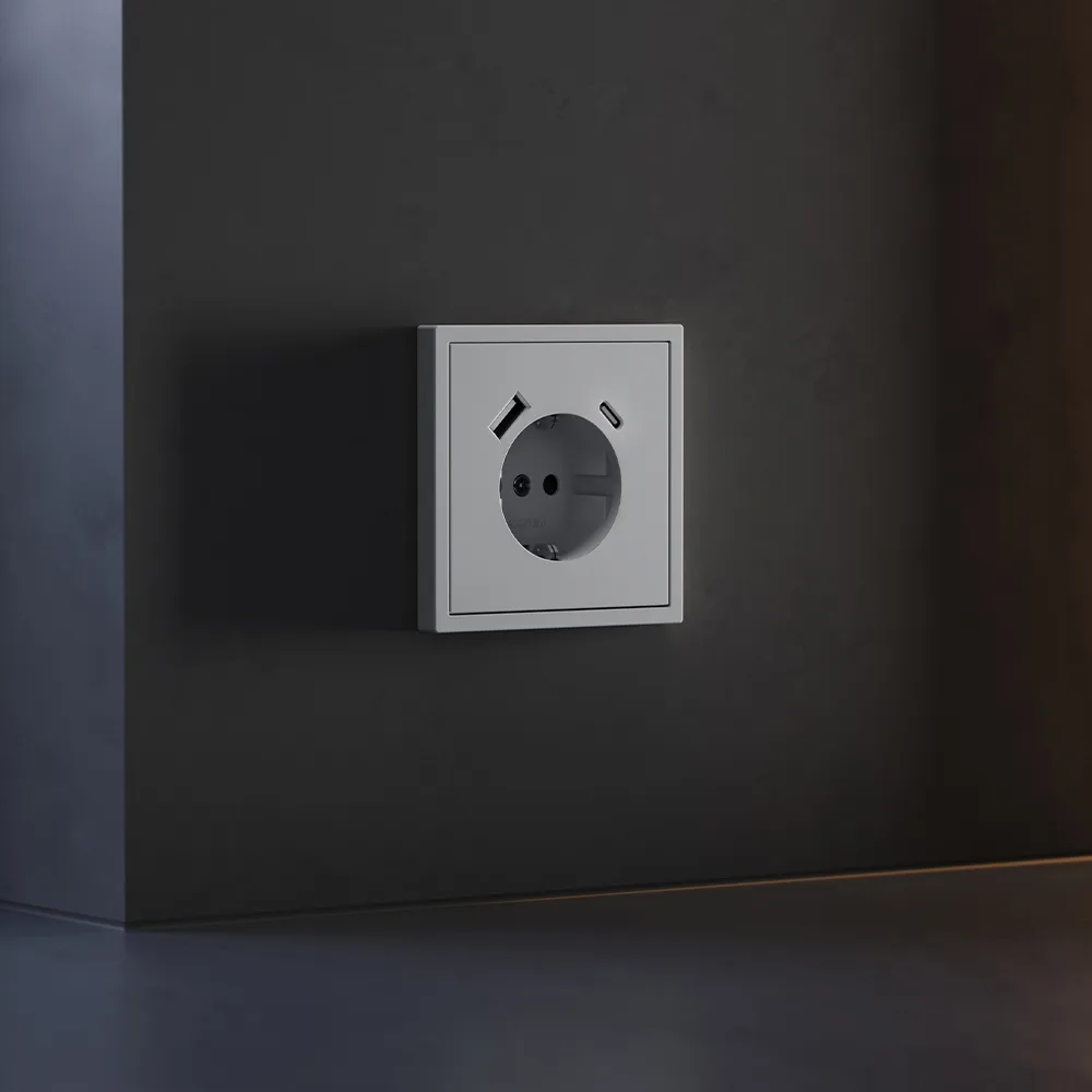 Накладка для розетки с заземлением и защитными шторками, с USB A+C, S70 (серый)